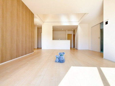 【居間・リビング】 | 前橋小坂子町　平屋　新築住宅 | 家族が自然と集まるリビング・ダイニング明るい光が差し込み、笑顔があふれる心地よい空間です。ゆったりとした広さで、くつろぎの時間をお過ごしいただけます。