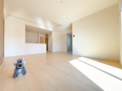 【居間・リビング】 | 前橋小坂子町　平屋　新築住宅 | 開放感あふれるリビング・ダイニングは、光と風を感じながら過ごせる心地よい空間。インテリアの映える落ち着いたデザインで、ゆとりある毎日を演出します。