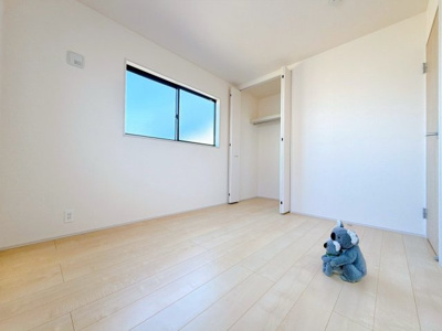 【洋室】 | 前橋小坂子町　平屋　新築住宅 | 窓からそそがれる暖かみのある明るい空間。広々としたプライベート空間で自分の時間を楽しめます。フローリング仕様で普段のお掃除も楽々です。