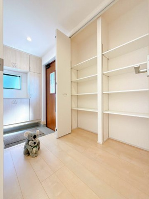 【玄関】 | 前橋小坂子町　平屋　新築住宅 | 高さ調整できる可動棚完備。靴以外にも傘やコートを収納する事ができ、玄関をきれいにお使いいただけます。