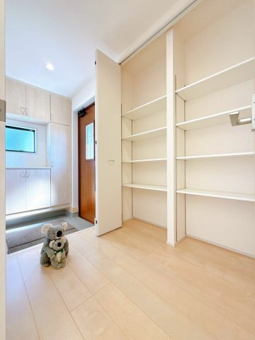 【玄関】 | 前橋小坂子町　平屋　新築住宅 | 高さ調整できる可動棚完備。靴以外にも傘やコートを収納する事ができ、玄関をきれいにお使いいただけます。