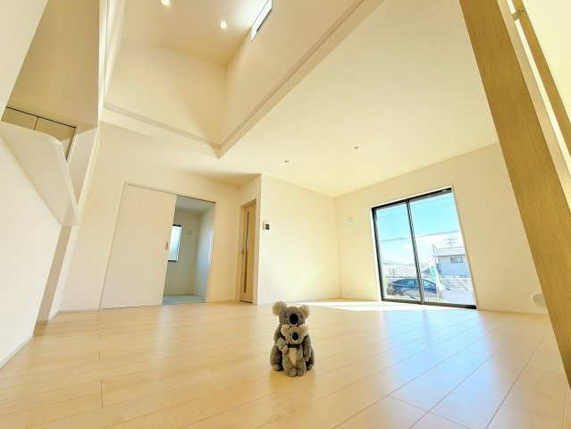 【居間・リビング】 | 前橋小坂子町　平屋　新築住宅 | 窓から差し込む陽光がリビングでくつろぐ家族を暖かく包み込みます。光溢れる空間で子育てする喜び。生活の中心となるLDKで贅沢な時間を家族とお過ごしください。
