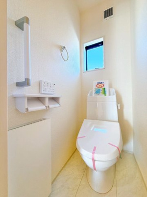 【トイレ】 | 前橋小坂子町　平屋　新築住宅 | 清潔感にあふれた空間と機能的な洗浄装置。毎日何度も使う場所だから快適に。便利に。