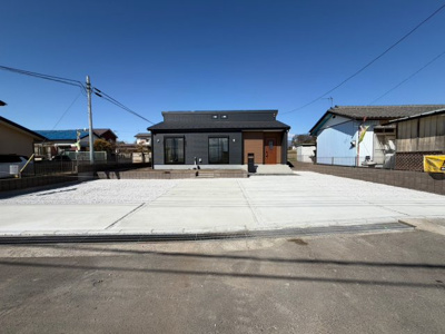 【外観】 | 前橋小坂子町　平屋　新築住宅 | 完成済み！いつでも新生活を始めることができます。
開放感あるLDK！
陽当り、風通しも良い暖かな住まいです。
KOALIVE （コアライブ）【0120-919-727】