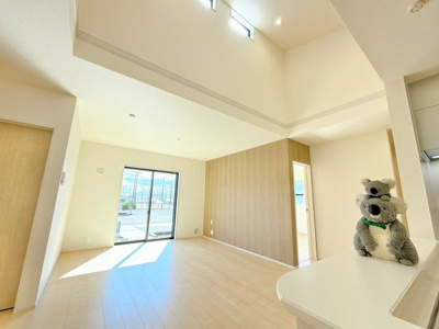 【居間・リビング】 | 前橋小坂子町　平屋　新築住宅 | 窓からのあたたかい光をあびながらの朝食。今日も一日がんばれそう！と思えるリビング。