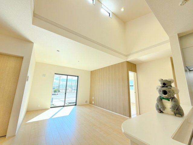 【居間・リビング】 | 前橋小坂子町　平屋　新築住宅 | 窓からのあたたかい光をあびながらの朝食。今日も一日がんばれそう！と思えるリビング。