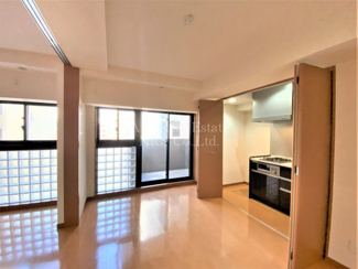 【居間・リビング】 | リーガル四ツ橋立売堀Ⅱ | 暖かみのある色合いのお部屋です♪