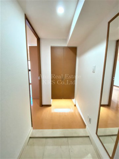 【玄関】 | リーガル四ツ橋立売堀Ⅱ | 玄関には姿見鏡があり、お出かけ前のチェックに最適です！