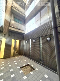 【エントランス】 | コスタ岐阜県庁前4階部分！広々カウンターキッチン！お風呂に窓あります♪一部リフォーム済み！ | コスタ岐阜県庁前4階部分！広々カウンターキッチン！お風呂に窓あります♪一部リフォーム済み！