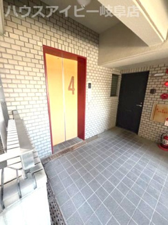 【エントランス】 | コスタ岐阜県庁前4階部分！広々カウンターキッチン！お風呂に窓あります♪一部リフォーム済み！ | コスタ岐阜県庁前4階部分！広々カウンターキッチン！お風呂に窓あります♪一部リフォーム済み！
