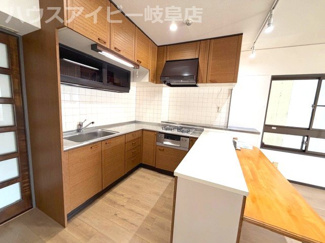 【キッチン】 | コスタ岐阜県庁前4階部分！広々カウンターキッチン！お風呂に窓あります♪一部リフォーム済み！ | コスタ岐阜県庁前4階部分！広々カウンターキッチン！お風呂に窓あります♪一部リフォーム済み！