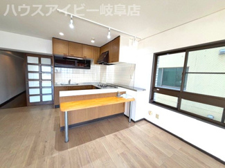 【キッチン】 | コスタ岐阜県庁前4階部分！広々カウンターキッチン！お風呂に窓あります♪一部リフォーム済み！ | コスタ岐阜県庁前4階部分！広々カウンターキッチン！お風呂に窓あります♪一部リフォーム済み！