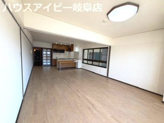 【居間・リビング】 | コスタ岐阜県庁前4階部分！広々カウンターキッチン！お風呂に窓あります♪一部リフォーム済み！ | コスタ岐阜県庁前4階部分！広々カウンターキッチン！お風呂に窓あります♪一部リフォーム済み！