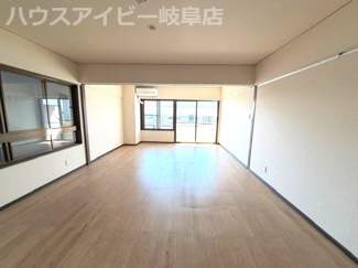 【居間・リビング】 | コスタ岐阜県庁前4階部分！広々カウンターキッチン！お風呂に窓あります♪一部リフォーム済み！ | コスタ岐阜県庁前4階部分！広々カウンターキッチン！お風呂に窓あります♪一部リフォーム済み！