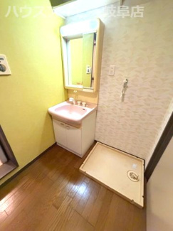 【独立洗面台】 | コスタ岐阜県庁前4階部分！広々カウンターキッチン！お風呂に窓あります♪一部リフォーム済み！ | コスタ岐阜県庁前4階部分！広々カウンターキッチン！お風呂に窓あります♪一部リフォーム済み！