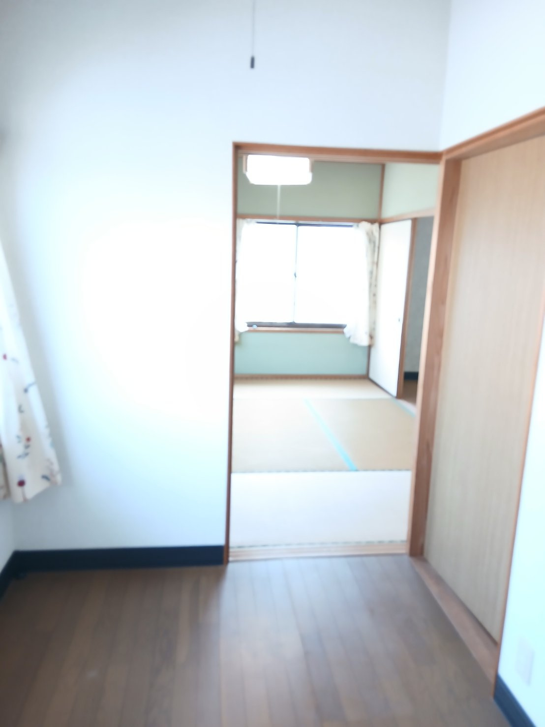 田中六田貸家の洋室|2階にあるコンパクトで使いやすい洋室です