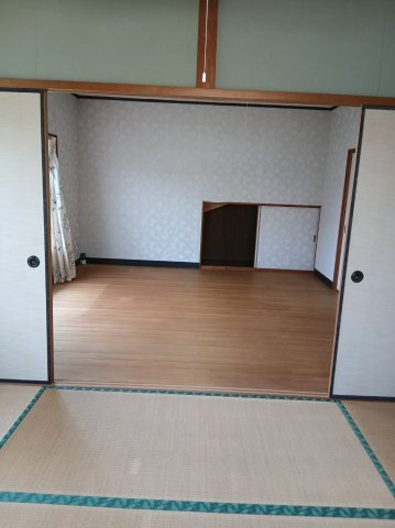 田中六田貸家の洋室|2階は洋室と和室の二間続きです。