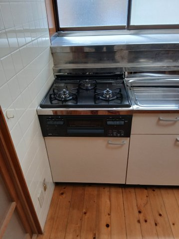 田中六田貸家のキッチン|3口コンロ完備です