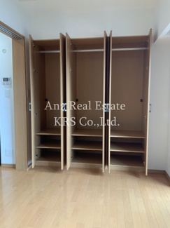 【収納】 | リーガル南堀江 | 寝室にあるクローゼット！たっぷり入ります♪