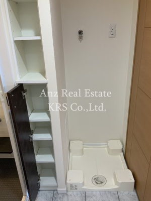 【設備】 | リーガル南堀江 | 脱衣所にある洗濯機置場と収納棚です！