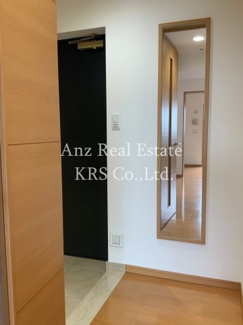 【玄関】 | リーガル南堀江 | 玄関横には便利な姿見鏡があります！