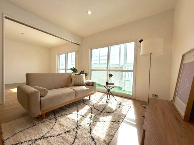 東カン中の島パークサイドマンションの居間・リビング|大きな窓で明るいリビング！