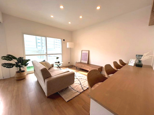 東カン中の島パークサイドマンションの居間・リビング|嬉しい家具付き物件！