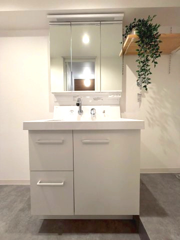 東カン中の島パークサイドマンションの独立洗面台|三面鏡で使い易い！