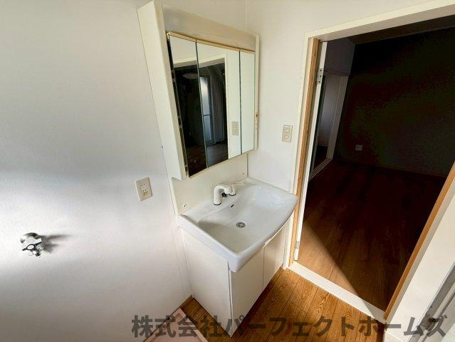 招提中町1丁目戸建の独立洗面台|独立洗面台あり、毎朝おしゃれに忙しい女性の方におすすめです