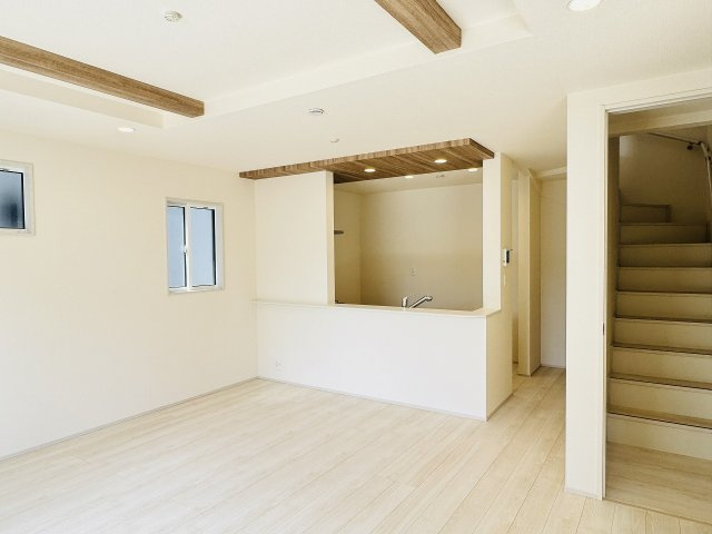 八王子市　石川町　新築一戸建ての居間・リビング|～17.0帖の明るいLDKで家族団欒の時間をお過ごしいただけます～