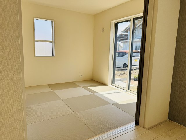 八王子市　石川町　新築一戸建ての居間・リビング|～リビングに隣接している5.25帖の和室です～