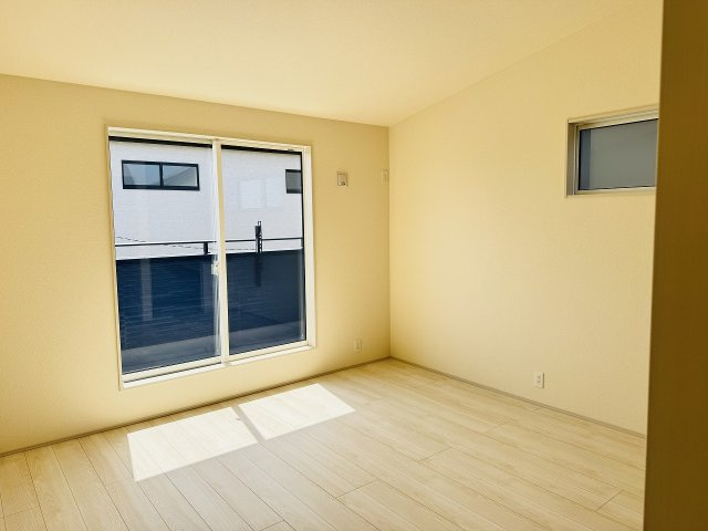 八王子市　石川町　新築一戸建ての寝室|～2階9.5帖の主寝室　ベッドなど大型家具のレイアウトもしやすい広さです～