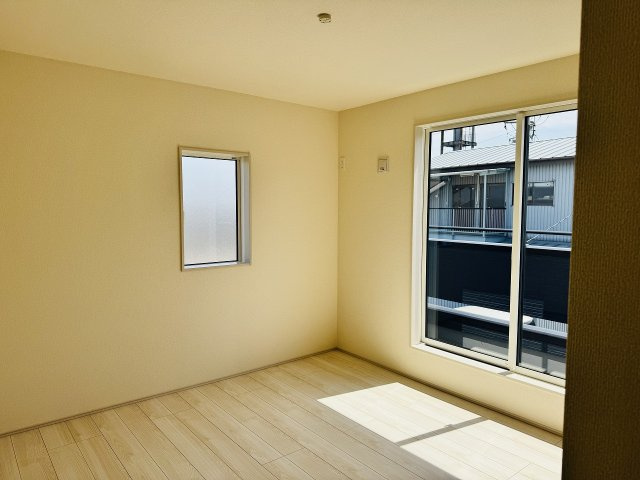 八王子市　石川町　新築一戸建ての子供部屋|～2階バルコニーに面している6.12帖の洋室～
