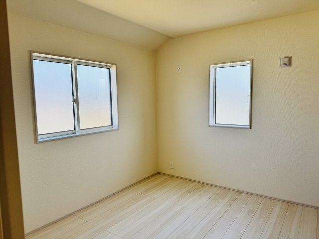 八王子市　石川町　新築一戸建ての洋室|～2階5.25帖の洋室　2面採光で明るく風通しの良いお部屋です～