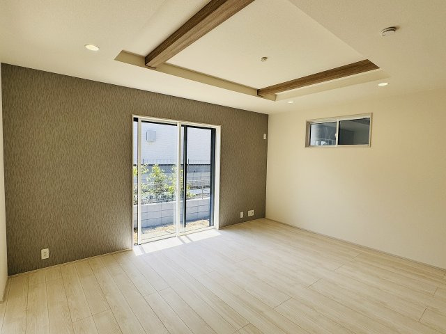 八王子市　石川町　新築一戸建ての居間・リビング|～17.0帖の明るいLDKで家族団欒の時間をお過ごしいただけます～