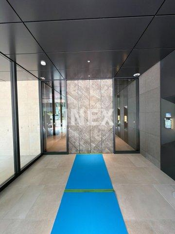 横浜市中区若葉町２丁目の賃貸マンションのエントランス