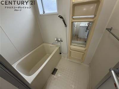 浴室にも窓があって換気しやすいです☆