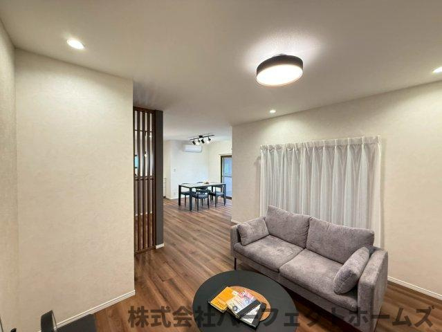 長尾元町7丁目戸建の居間・リビング|ゆったりとした居間です