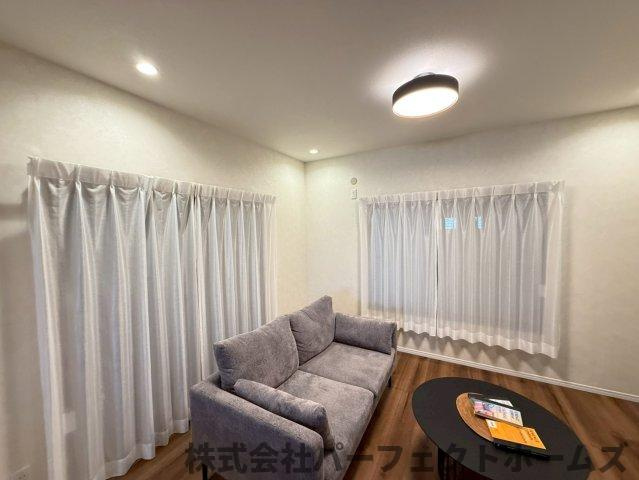 長尾元町7丁目戸建の居間・リビング|ゆったり過ごせる居間です