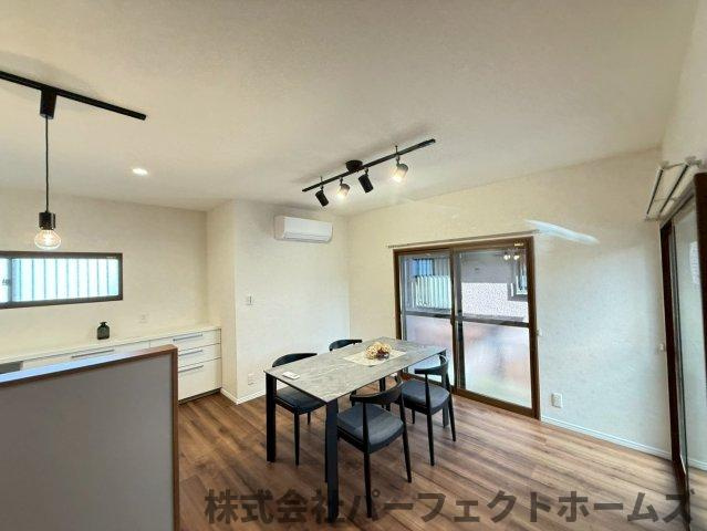 長尾元町7丁目戸建の居間・リビング|リビングダイニングです