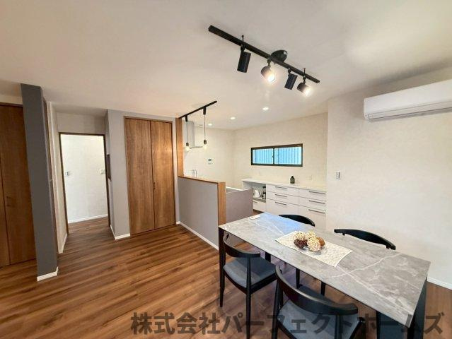 長尾元町7丁目戸建の居間・リビング|リビングダイニングです