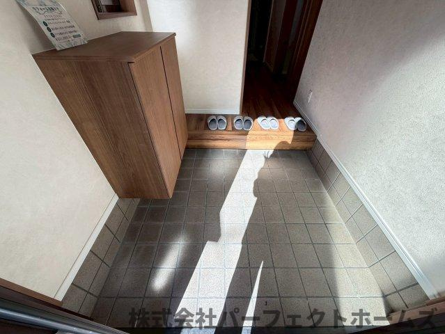 長尾元町7丁目戸建の玄関|明るい玄関です