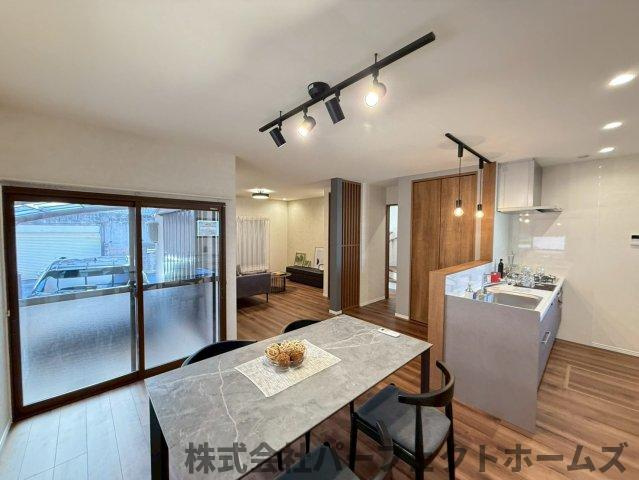 長尾元町7丁目戸建の居間・リビング|おしゃれなリビングです