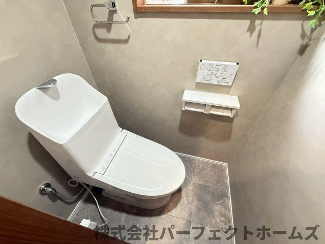 長尾元町7丁目戸建のトイレ|落ち着いた色調のトイレです