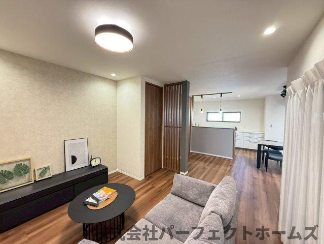 長尾元町7丁目戸建の居間・リビング|ゆったり過ごせるリビングです