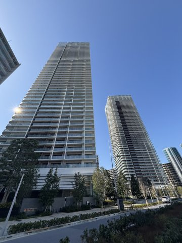 【HARUMI FLAG PARK VILLAGE T棟】「中央区晴海」にて開発面積約18ha、分譲総戸数4145戸の官民一体大規模複合開発タウン【画像左側タワー棟】
