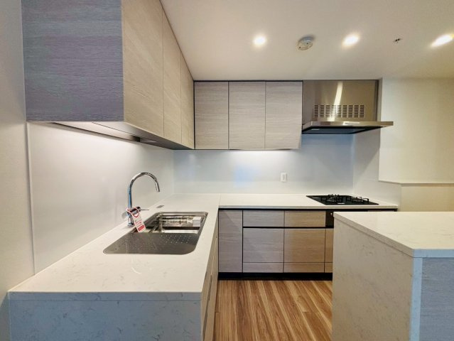 L字型キッチンで調理場のスペースにゆとりがあるため広々と使えます。