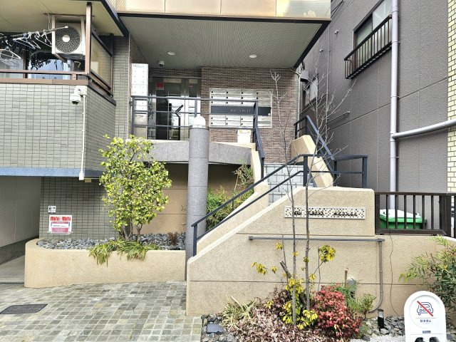 摂津市正雀本町１丁目の賃貸マンションのエントランス