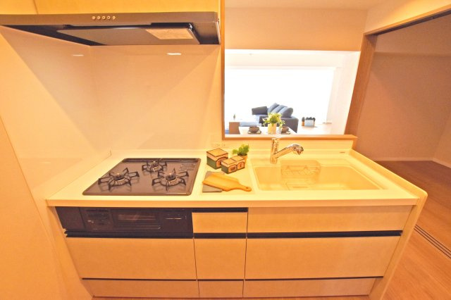 伊丹グリーンハイツのキッチン|天板とワークトップ下の収納は満足のいくスペースが備わっています。
大きな鍋などもゆったりと収納いただけます◎