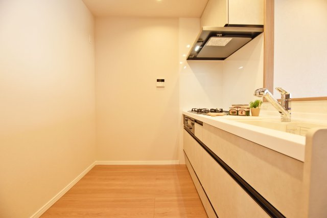 伊丹グリーンハイツのキッチン|３口コンロとグリル付きで、お料理の幅が広がる嬉しいキッチン。
リフォームの際に新調済の為ピカピカのキッチンで新生活を迎えることが出来ます！